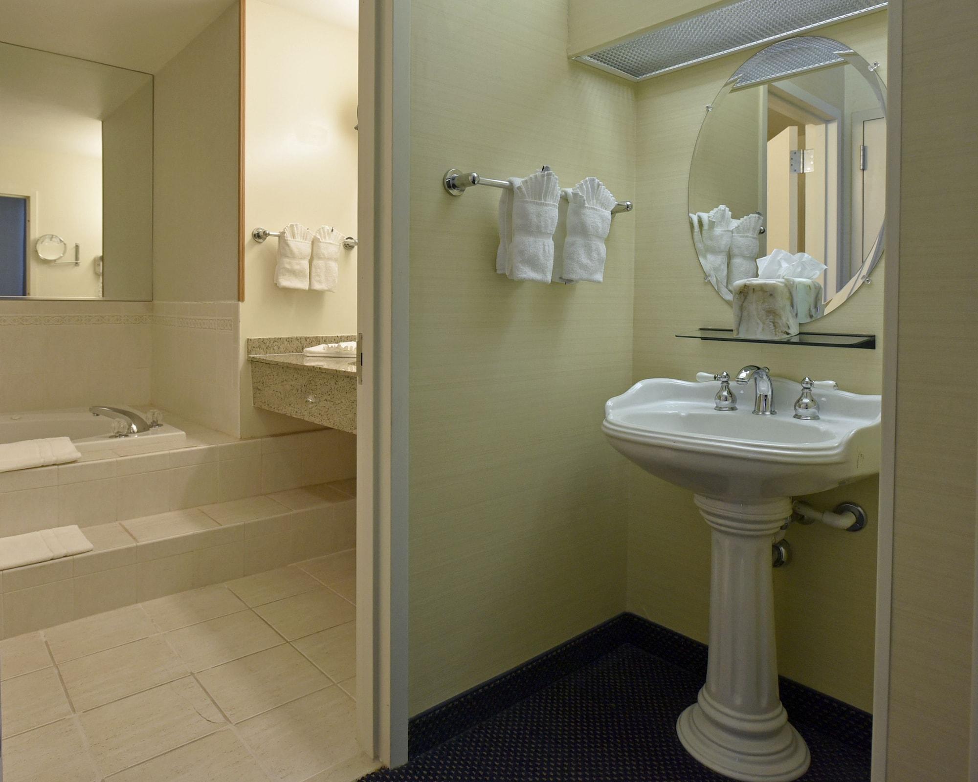 Maron Hotel & Suites Danbury Exterior photo