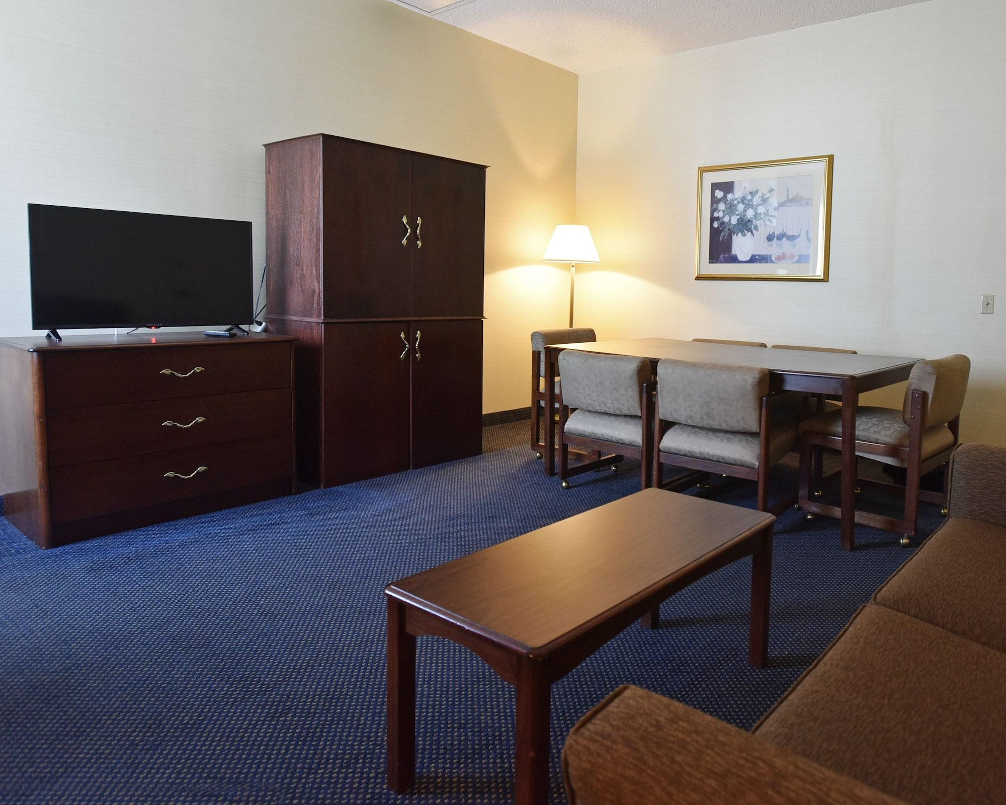 Maron Hotel & Suites Danbury Exterior photo