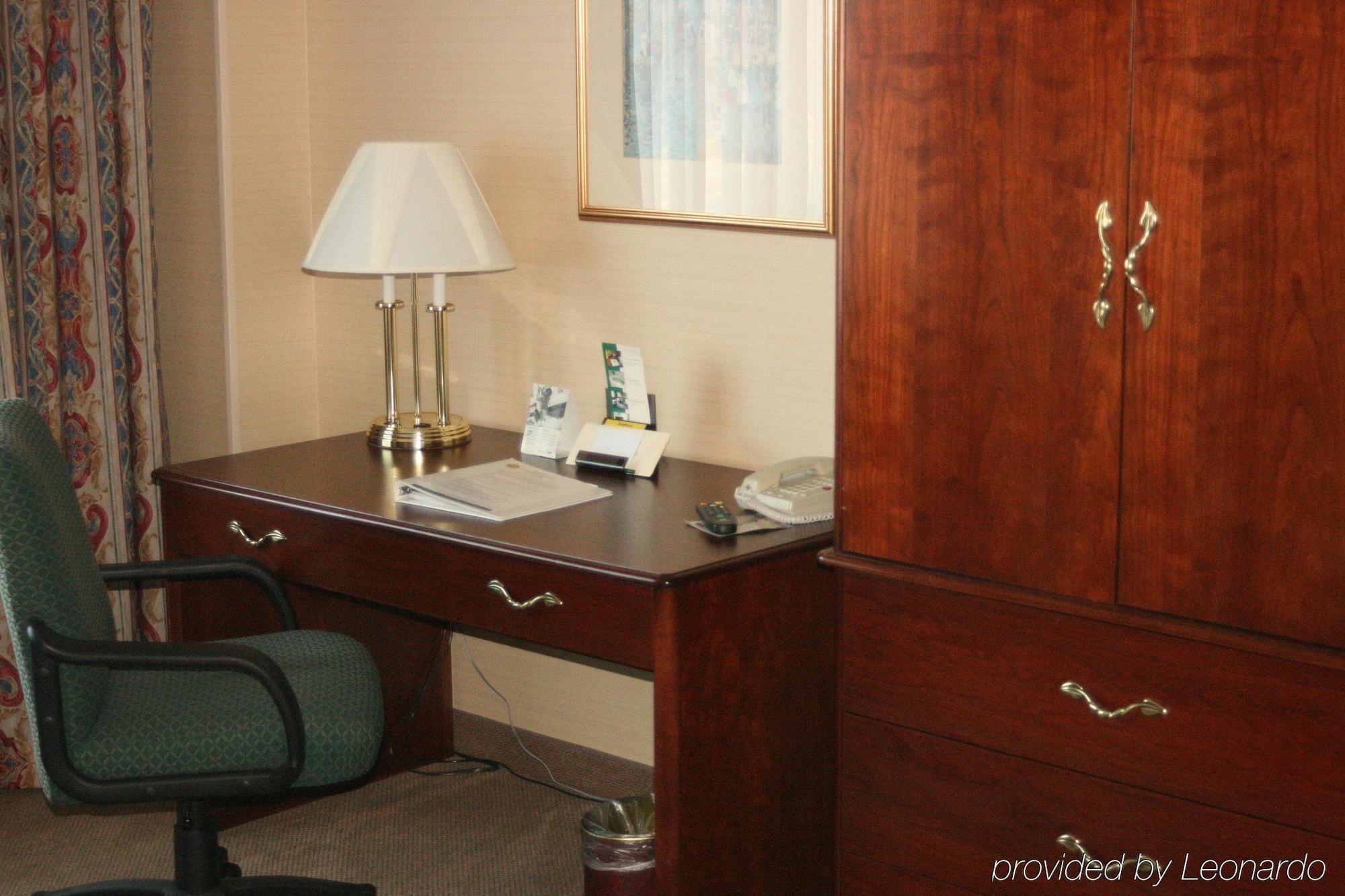 Maron Hotel & Suites Danbury Room photo