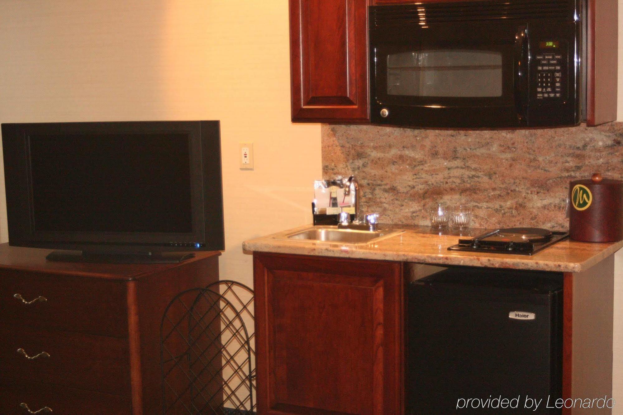 Maron Hotel & Suites Danbury Room photo