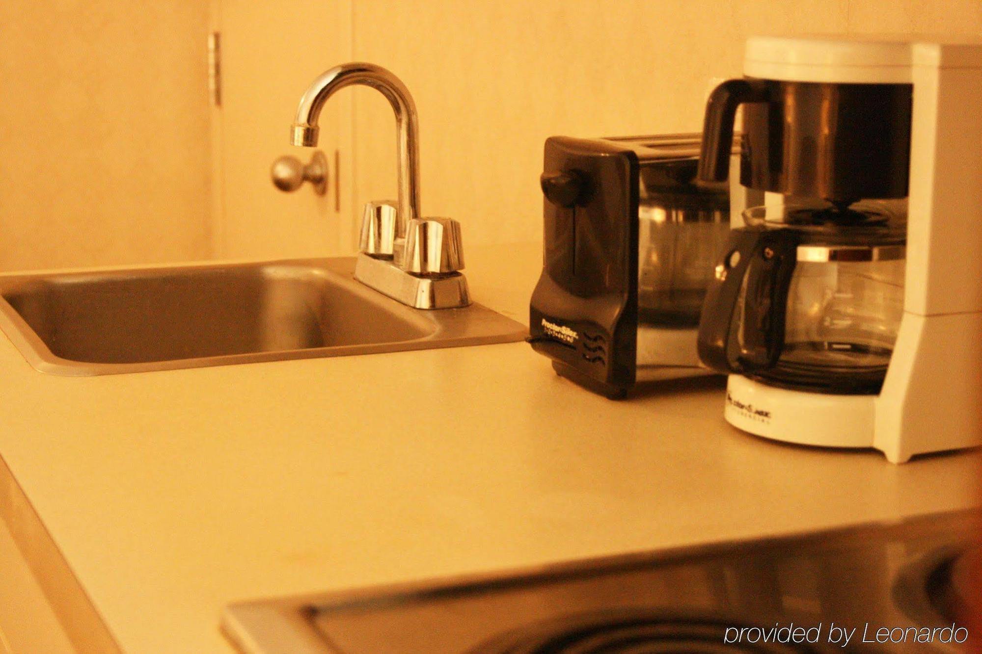 Maron Hotel & Suites Danbury Room photo