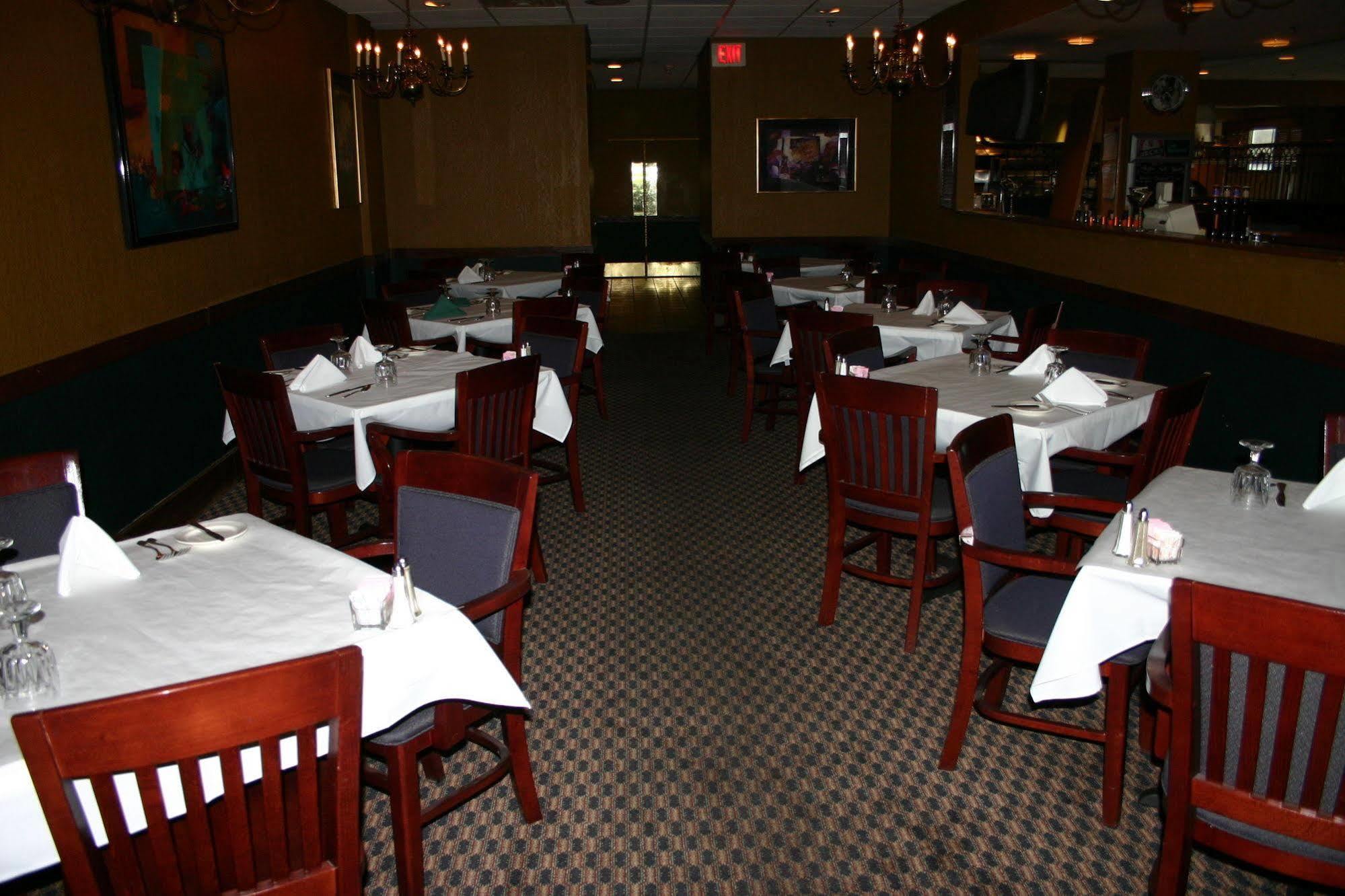 Maron Hotel & Suites Danbury Exterior photo